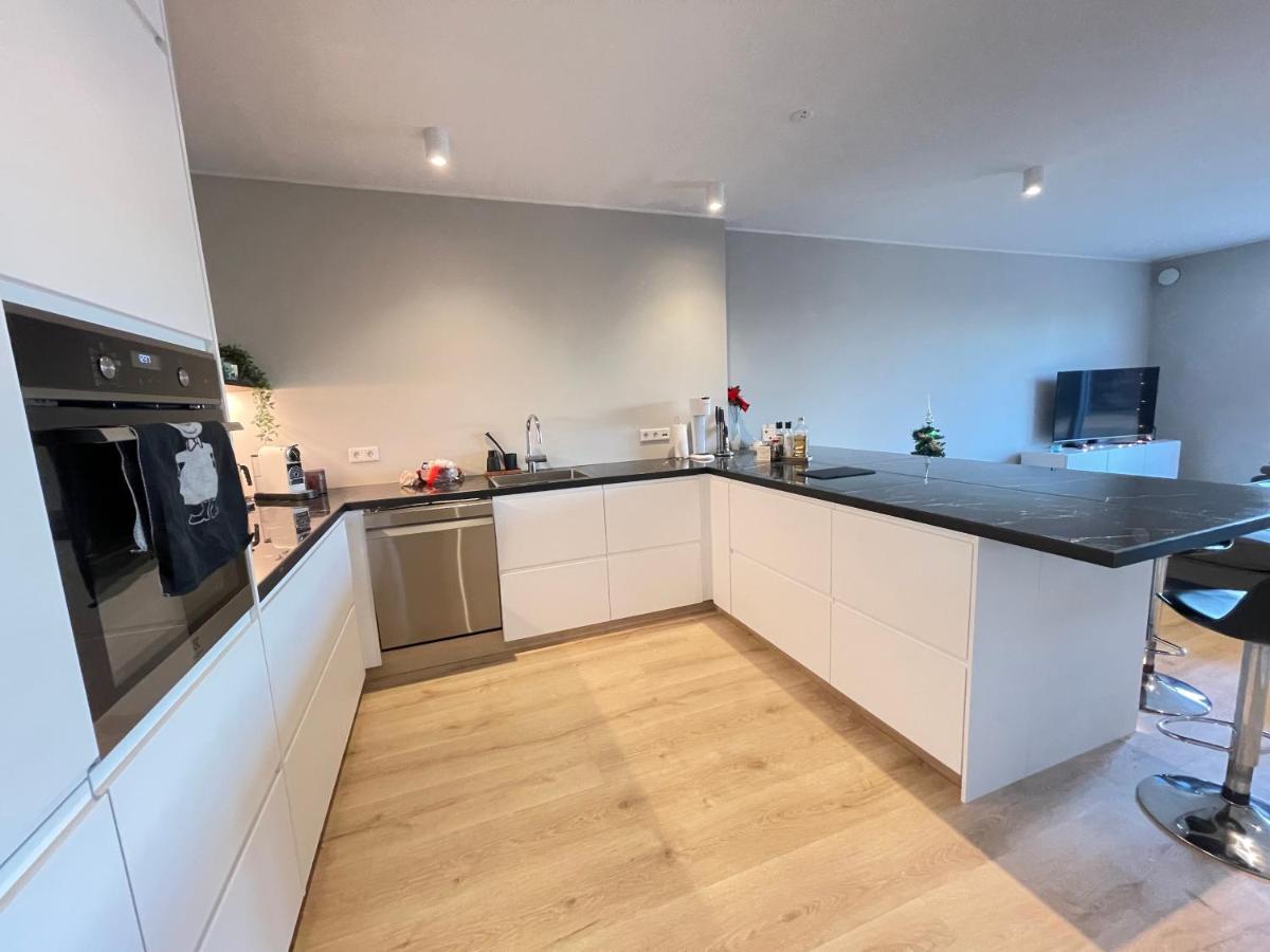 Appartement Modern And Spacious 2br Only 5,5 Km Drive From Downtown *